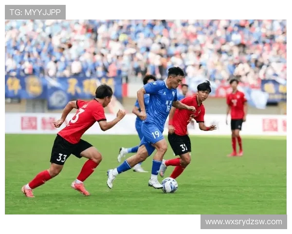 全球足球巨星崛起之路探索：从草根到世界舞台的奋斗与荣耀