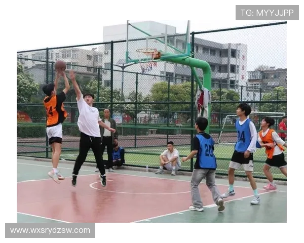 篮球点燃青春激情展现团队合作精神与永不言败的运动魅力